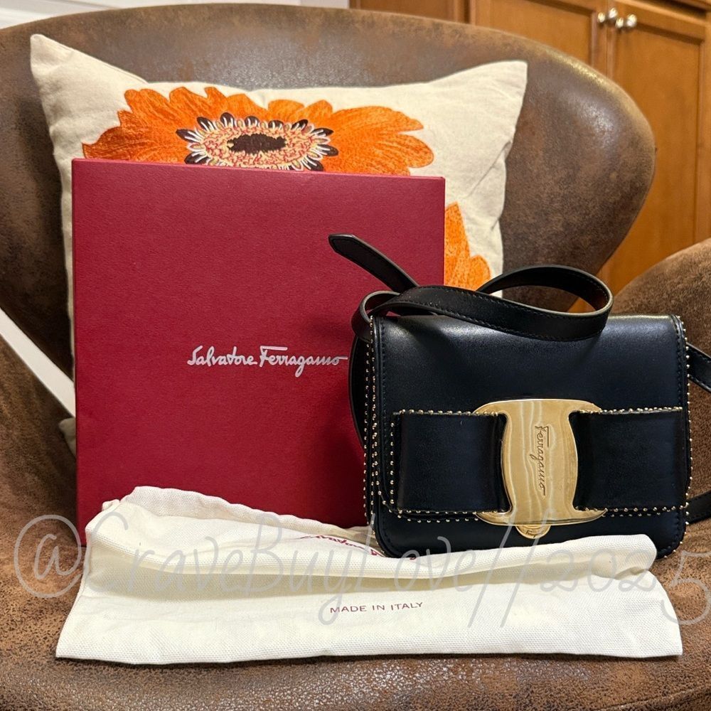 SALVATORE FERRAGAMO NERO VARA BOW STUDDED LEATHER FRONT FLAP CROSSBODY BAG NIB